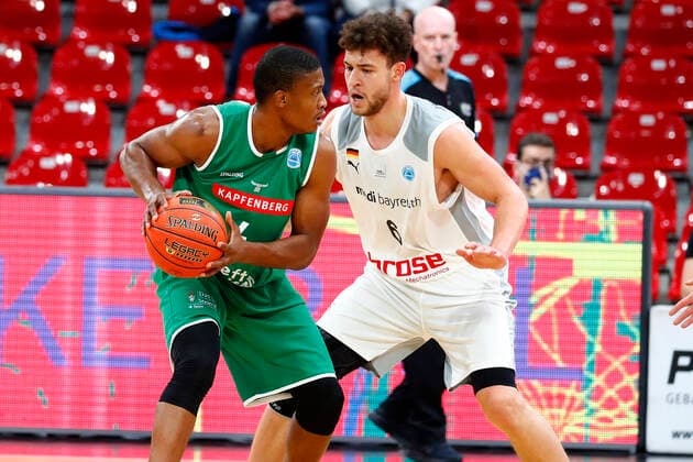 Basketball FIBA Europa Cup 4. Spieltag Gruppe A Runde 1 in der Oberfrankenhalle in Bayreuth Saison 2021-2022 Medi Bayreuth gegen Kapfenberg Bulls Kevin Wohlrath ( Medi Bayreuth 6) rechts Kareem Jamar (Kapfenberg Bulls 4) links
