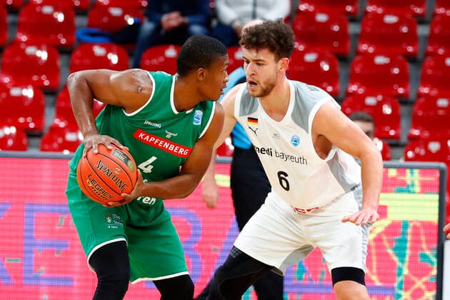 Basketball FIBA Europa Cup 4. Spieltag Gruppe A Runde 1 in der Oberfrankenhalle in Bayreuth Saison 2021-2022 Medi Bayreuth gegen Kapfenberg Bulls Kevin Wohlrath ( Medi Bayreuth 6) rechts Kareem Jamar (Kapfenberg Bulls 4) links
