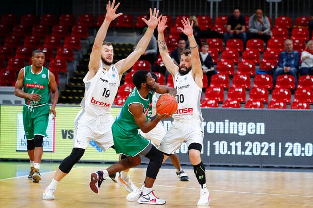 Basketball FIBA Europa Cup 4. Spieltag Gruppe A Runde 1 in der Oberfrankenhalle in Bayreuth Saison 2021-2022 Medi Bayreuth gegen Kapfenberg Bulls Martynas Sajus ( Medi Bayreuth 19) links Bastian Doreth (Medi Bayreuth 10) rechts Kareem Jamar (Kapfenberg Bulls 4) mitte