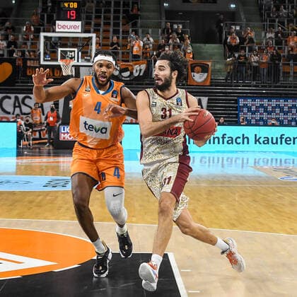 GER, EuroCup, ratiopharm ulm vs Umana Reyer Venedig 03.11.2021, ratiopharm arena, Neu-Ulm, GER, EuroCup, ratiopharm ulm vs Umana Reyer Venedig, im Bild Jaron Blossomgame (Ulm, 4), Michele Vitali (Venedig, 31)