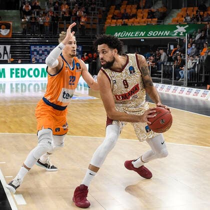 GER, EuroCup, ratiopharm ulm vs Umana Reyer Venedig 03.11.2021, ratiopharm arena, Neu-Ulm, GER, EuroCup, ratiopharm ulm vs Umana Reyer Venedig, im Bild Thomas Klepeisz (Ulm, 22), Austin Daye (Venedig, 9)