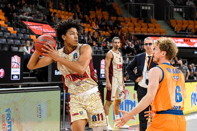 GER, EuroCup, ratiopharm ulm vs Umana Reyer Venedig 03.11.2021, ratiopharm arena, Neu-Ulm, GER, EuroCup, ratiopharm ulm vs Umana Reyer Venedig, im Bild Victor Sander (Venedig, 11), Per Günther Guenther (Ulm, 6)
