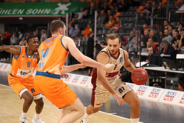 Ulm, Deutschland 03. November 2021: BB - EuroCup - 2021 2022 - Ratiopharm-Ulm vs. Reyer-Venezia v. li. im Zweikampf PHILIPP HERKENHOFF (Ratiopharm Ulm) und STEFANO TONUT (UMANA REYER VENICE) Ratiopharm Arena Baden Württemberg Copyright: xFotostandx xStiebertx