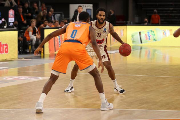 Ulm, Deutschland 03. November 2021: BB - EuroCup - 2021 2022 - Ratiopharm-Ulm vs. Reyer-Venezia v. li. im Zweikampf Christon Semaj (Ratiopharm Ulm) und TARIK PHILLIP (UMANA REYER VENICE) Ratiopharm Arena Baden Württemberg Copyright: xFotostandx xStiebertx