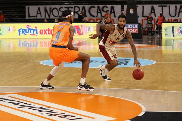 Ulm, Deutschland 03. November 2021: BB - EuroCup - 2021 2022 - Ratiopharm-Ulm vs. Reyer-Venezia v. li. im Zweikampf BLOSSOMGAME JARON (Ratiopharm Ulm) und TARIK PHILLIP (UMANA REYER VENICE) Ratiopharm Arena Baden Württemberg Copyright: xFotostandx xStiebertx
