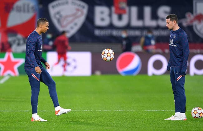 FUSSBALL CHAMPIONS LEAGUE SAISON 2021 2022 Vorrunde Gruppe A RB Leipzig - Paris Saint-Germain 03.11.2021 Thilo Kehrer (li, Paris Saint-Germain) und Julian Draxler (reParis Saint-Germain) beim Aufwaermen , sie steht nicht in der Startelf.