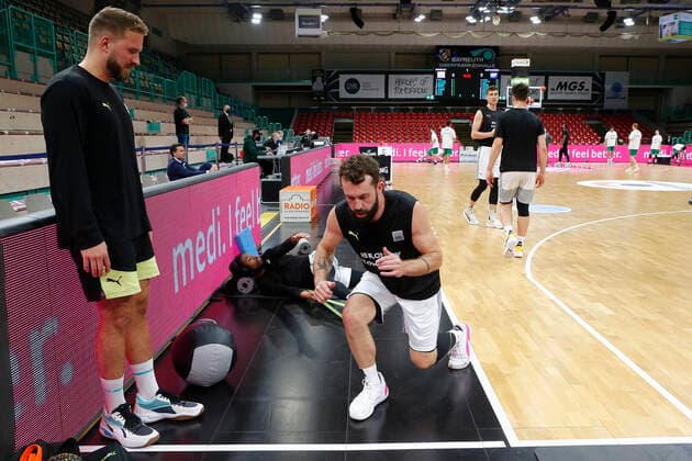 Basketball FIBA Europa Cup 4. Spieltag Gruppe A Runde 1 in der Oberfrankenhalle in Bayreuth Saison 2021-2022 Medi Bayreuth gegen Kapfenberg Bulls Bastian Doreth (Medi Bayreuth 10) rechts Frederik Kramp (Medi Bayreuth ) Athletiktrainer links beim aufwärmen