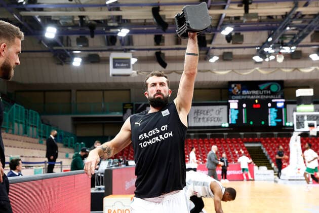 Basketball FIBA Europa Cup 4. Spieltag Gruppe A Runde 1 in der Oberfrankenhalle in Bayreuth Saison 2021-2022 Medi Bayreuth gegen Kapfenberg Bulls Bastian Doreth (Medi Bayreuth 10) beim aufwärmen