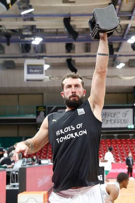 Basketball FIBA Europa Cup 4. Spieltag Gruppe A Runde 1 in der Oberfrankenhalle in Bayreuth Saison 2021-2022 Medi Bayreuth gegen Kapfenberg Bulls Bastian Doreth (Medi Bayreuth 10) beim aufwärmen