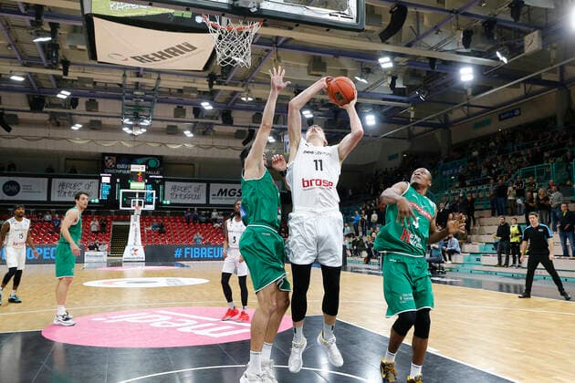 Basketball FIBA Europa Cup 4. Spieltag Gruppe A Runde 1 in der Oberfrankenhalle in Bayreuth Saison 2021-2022 Medi Bayreuth gegen Kapfenberg Bulls Andreas Seiferth (Medi Bayreuth 11) rechts Dejan Cigoja (Kapfenberg Bulls 10) links