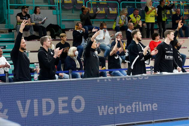 Basketball FIBA Europa Cup 4. Spieltag Gruppe A Runde 1 in der Oberfrankenhalle in Bayreuth Saison 2021-2022 Medi Bayreuth gegen Kapfenberg Bulls Medi Spieler Bank feiert