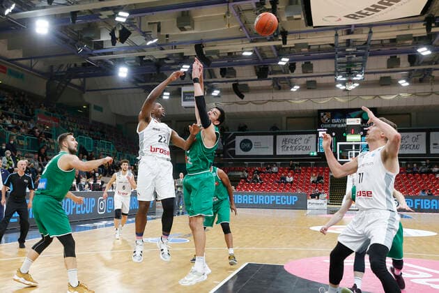 Basketball FIBA Europa Cup 4. Spieltag Gruppe A Runde 1 in der Oberfrankenhalle in Bayreuth Saison 2021-2022 Medi Bayreuth gegen Kapfenberg Bulls Cameron Wells ( Medi Bayreuth 22) links Dejan Cigoja (Kapfenberg Bulls 10) rechts