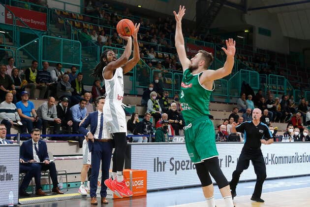 Basketball FIBA Europa Cup 4. Spieltag Gruppe A Runde 1 in der Oberfrankenhalle in Bayreuth Saison 2021-2022 Medi Bayreuth gegen Kapfenberg Bulls Marcus Thornton ( Medi Bayreuth 3) links Milos Grubor (Kapfenberg Bulls 9) rechts