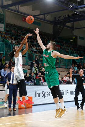 Basketball FIBA Europa Cup 4. Spieltag Gruppe A Runde 1 in der Oberfrankenhalle in Bayreuth Saison 2021-2022 Medi Bayreuth gegen Kapfenberg Bulls Marcus Thornton ( Medi Bayreuth 3) links Milos Grubor (Kapfenberg Bulls 9) rechts