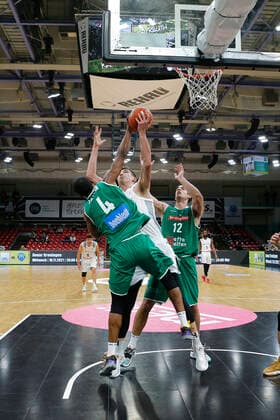 Basketball FIBA Europa Cup 4. Spieltag Gruppe A Runde 1 in der Oberfrankenhalle in Bayreuth Saison 2021-2022 Medi Bayreuth gegen Kapfenberg Bulls Andreas Seiferth (Medi Bayreuth 11) mitte Kareem Jamar (Kapfenberg Bulls 4) links