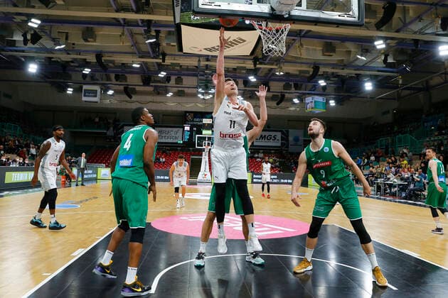 Basketball FIBA Europa Cup 4. Spieltag Gruppe A Runde 1 in der Oberfrankenhalle in Bayreuth Saison 2021-2022 Medi Bayreuth gegen Kapfenberg Bulls Andreas Seiferth (Medi Bayreuth 11) mitte Kareem Jamar (Kapfenberg Bulls 4) links