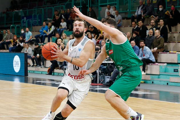 Basketball FIBA Europa Cup 4. Spieltag Gruppe A Runde 1 in der Oberfrankenhalle in Bayreuth Saison 2021-2022 Medi Bayreuth gegen Kapfenberg Bulls Bastian Doreth (Medi Bayreuth 10) links Elias Podany (Kapfenberg Bulls 6) rechts