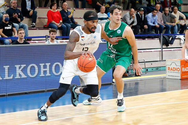 Basketball FIBA Europa Cup 4. Spieltag Gruppe A Runde 1 in der Oberfrankenhalle in Bayreuth Saison 2021-2022 Medi Bayreuth gegen Kapfenberg Bulls Terry Allen ( Medi Bayreuth 15) links Nemanja Krstic (Kapfenberg Bulls 12) rechts