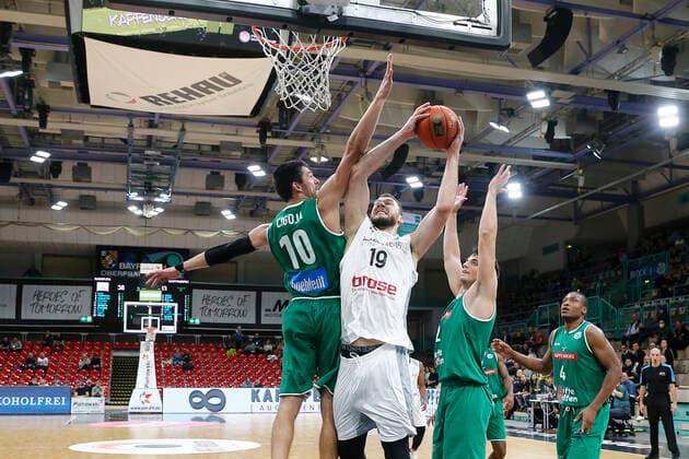 Basketball FIBA Europa Cup 4. Spieltag Gruppe A Runde 1 in der Oberfrankenhalle in Bayreuth Saison 2021-2022 Medi Bayreuth gegen Kapfenberg Bulls Martynas Sajus ( Medi Bayreuth 19) mitte Dejan Cigoja (Kapfenberg Bulls 10) links
