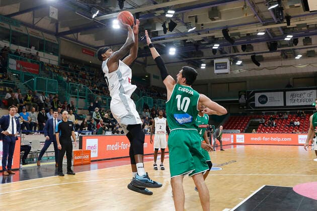 Basketball FIBA Europa Cup 4. Spieltag Gruppe A Runde 1 in der Oberfrankenhalle in Bayreuth Saison 2021-2022 Medi Bayreuth gegen Kapfenberg Bulls Terry Allen ( Medi Bayreuth 15) links Dejan Cigoja (Kapfenberg Bulls 10) rechts