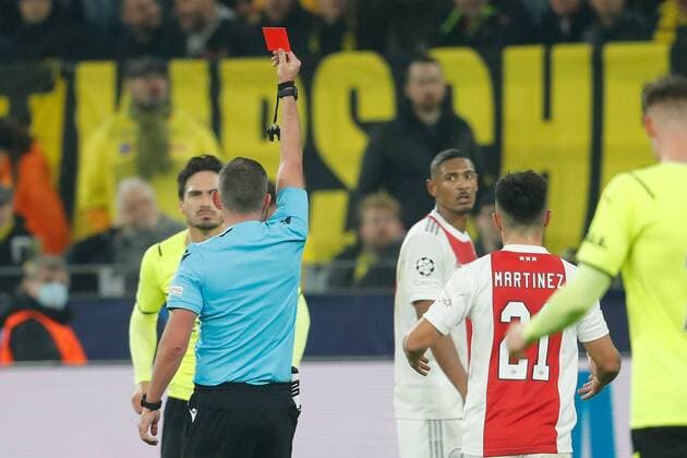 Sport Themen der Woche KW44 Sport Bilder des Tages DORTMUND, 03-11-2021 Signal Iduna Park, football, UEFA Champions League, season 2021 2022, referee Michael Oliver showing Dortmund player Mats Hummels a red card after a foul on Ajax player Antony during the match Dortmund - Ajax Borussia Dortmund - Ajax  x14188147x Copyright: