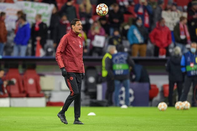 Fußball, UEFA Championsleague, 20211102, FC Bayern München - Benfica Lissabon. Im Bild Co-Trainer des FC Bayern München Dino TOPPMÖLLER (Toppmoeller Toppmoller) Aufwärmen jongliert dantelt Ball. München Allianz Arena Bayern Deutschland Copyright: Passion2Press MarkusxFischerx