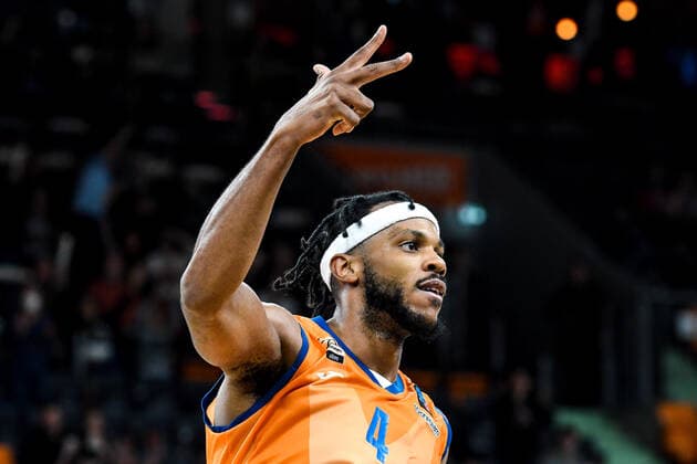 GER, EuroCup, ratiopharm ulm vs Umana Reyer Venedig 03.11.2021, ratiopharm arena, Neu-Ulm, GER, EuroCup, ratiopharm ulm vs Umana Reyer Venedig, im Bild Jaron Blossomgame (Ulm, 4) nach dem vorentscheidenden 3-Punkte Wurf