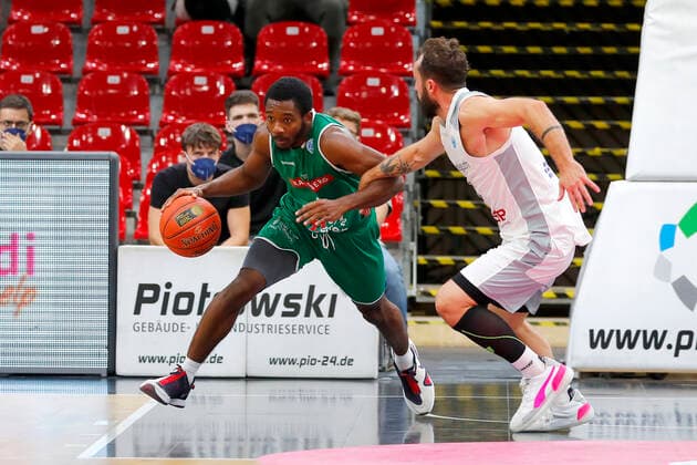 Basketball FIBA Europa Cup 4. Spieltag Gruppe A Runde 1 in der Oberfrankenhalle in Bayreuth Saison 2021-2022 Medi Bayreuth gegen Kapfenberg Bulls Bastian Doreth (Medi Bayreuth 10) rechts Joshua Scott (Kapfenberg Bulls 5) links