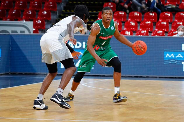 Basketball FIBA Europa Cup 4. Spieltag Gruppe A Runde 1 in der Oberfrankenhalle in Bayreuth Saison 2021-2022 Medi Bayreuth gegen Kapfenberg Bulls Sacar Anim ( Medi Bayreuth 2) links Kareem Jamar (Kapfenberg Bulls 4) rechts