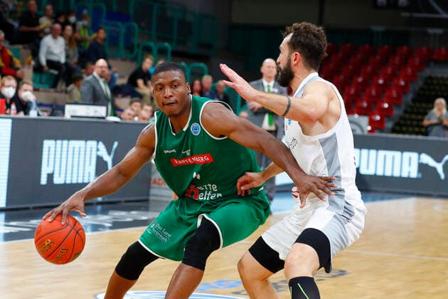 Basketball FIBA Europa Cup 4. Spieltag Gruppe A Runde 1 in der Oberfrankenhalle in Bayreuth Saison 2021-2022 Medi Bayreuth gegen Kapfenberg Bulls Bastian Doreth (Medi Bayreuth 10) rechts Kareem Jamar (Kapfenberg Bulls 4) links