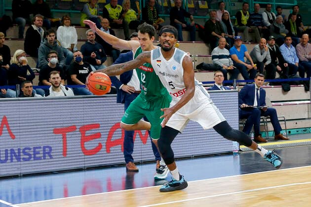 Basketball FIBA Europa Cup 4. Spieltag Gruppe A Runde 1 in der Oberfrankenhalle in Bayreuth Saison 2021-2022 Medi Bayreuth gegen Kapfenberg Bulls Terry Allen ( Medi Bayreuth 15) rechts Nemanja Krstic (Kapfenberg Bulls 12) links