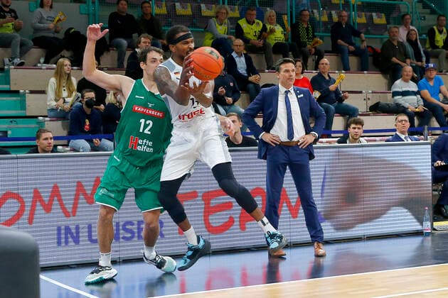 Basketball FIBA Europa Cup 4. Spieltag Gruppe A Runde 1 in der Oberfrankenhalle in Bayreuth Saison 2021-2022 Medi Bayreuth gegen Kapfenberg Bulls Terry Allen ( Medi Bayreuth 15) rechts Nemanja Krstic (Kapfenberg Bulls 12) links