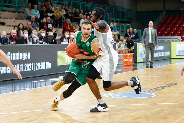 Basketball FIBA Europa Cup 4. Spieltag Gruppe A Runde 1 in der Oberfrankenhalle in Bayreuth Saison 2021-2022 Medi Bayreuth gegen Kapfenberg Bulls Sacar Anim ( Medi Bayreuth 2) rechts Milos Grubor (Kapfenberg Bulls 9) links