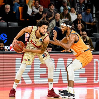 GER, EuroCup, ratiopharm ulm vs Umana Reyer Venedig 03.11.2021, ratiopharm arena, Neu-Ulm, GER, EuroCup, ratiopharm ulm vs Umana Reyer Venedig, im Bild Austin Daye (Venedig, 9), Jaron Blossomgame (Ulm, 4)