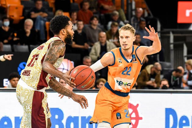 GER, EuroCup, ratiopharm ulm vs Umana Reyer Venedig 03.11.2021, ratiopharm arena, Neu-Ulm, GER, EuroCup, ratiopharm ulm vs Umana Reyer Venedig, im Bild Tarik Phillip (Venedig, 12), Thomas Klepeisz (Ulm, 22)