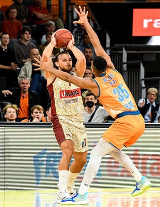 GER, EuroCup, ratiopharm ulm vs Umana Reyer Venedig 03.11.2021, ratiopharm arena, Neu-Ulm, GER, EuroCup, ratiopharm ulm vs Umana Reyer Venedig, im Bild Stefano Tonut (Venedig, 7), Karim Jallow (Ulm, 35)