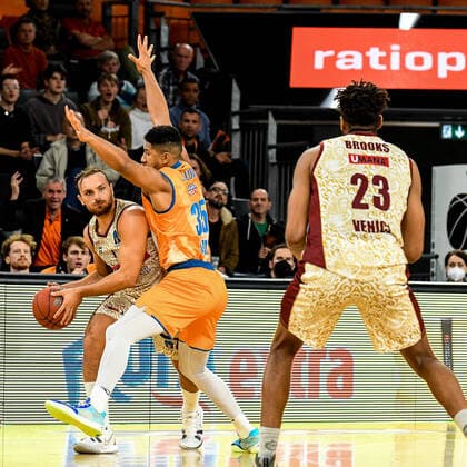 GER, EuroCup, ratiopharm ulm vs Umana Reyer Venedig 03.11.2021, ratiopharm arena, Neu-Ulm, GER, EuroCup, ratiopharm ulm vs Umana Reyer Venedig, im Bild Karim Jallow (Ulm, 35) verhindert Zuspiel von Stefano Tonut (Venedig, 7) auf Jeff Brooks (Venedig, 23)
