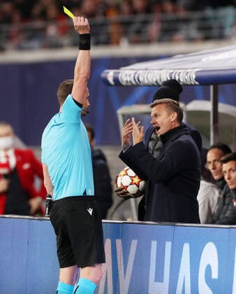 Sport Themen der Woche KW44 RB Leipzig - Paris 03.11.2021 Leipzig, 03.11.2021, Red Bull Arena, Fussball, UEFA Champions League, Gruppe A, 4. Spieltag , RB Leipzig vs. FC Paris Saint-Germain 2:2 (1:2) , Im Bild: Gelbe Karte von Schiedsrichter Andreas Ekberg gegen Trainer Jesse Marsch (RB Leipzig). , UEFA regulations prohibit any use of photographs as image sequences and or quasi-video , *** RB Leipzig Paris 03 11 2021 Leipzig, 03 11 2021, Red Bull Arena, Football, UEFA Champions League, Group A, Matchday 4 , RB Leipzig vs FC Paris Saint Germain 2 2 1 2 , Pictured Yellow card from referee Andreas Ekberg against coach Jesse Marsch RB Leipzig , UEFA regulations prohibit any use of photographs as image sequences and or quasi video ,