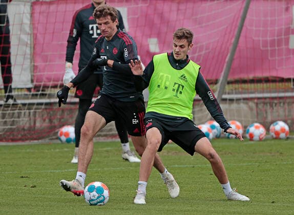 03.11.2021, FC Bayern Training, Muenchen, Fussball, im Bild: Thomas Mueller (FCB) vs Josip Stanisic (FCB)