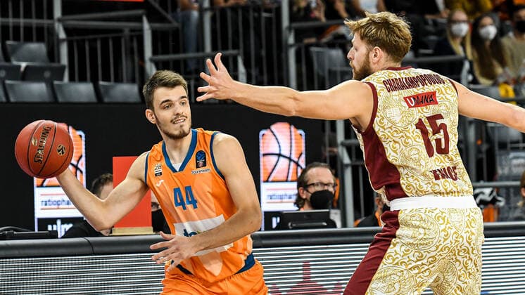 GER, EuroCup, ratiopharm ulm vs Umana Reyer Venedig 03.11.2021, ratiopharm arena, Neu-Ulm, GER, EuroCup, ratiopharm ulm vs Umana Reyer Venedig, im Bild Fedor Zugic (Ulm, 44), Vasilis Charalampopoulos (Venedig, 15)