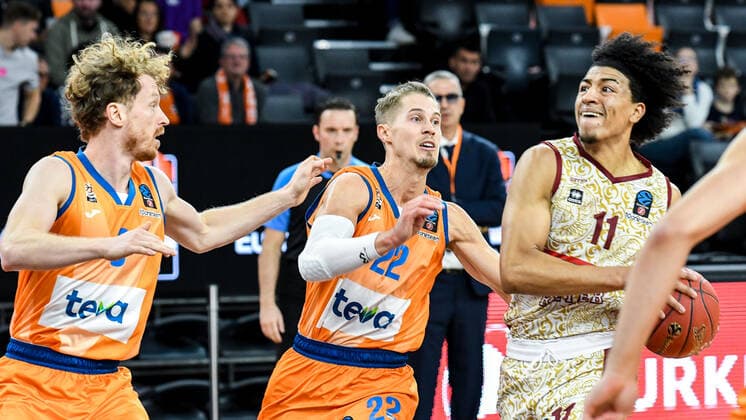 GER, EuroCup, ratiopharm ulm vs Umana Reyer Venedig 03.11.2021, ratiopharm arena, Neu-Ulm, GER, EuroCup, ratiopharm ulm vs Umana Reyer Venedig, im Bild Per Günther Guenther (Ulm, 6), Thomas Klepeisz (Ulm, 22), Victor Sander (Venedig, 11)