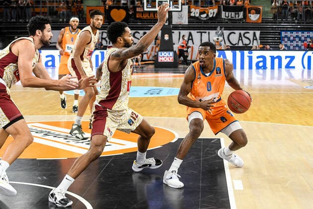 GER, EuroCup, ratiopharm ulm vs Umana Reyer Venedig 03.11.2021, ratiopharm arena, Neu-Ulm, GER, EuroCup, ratiopharm ulm vs Umana Reyer Venedig, im Bild Mitchell Watt (Venedig, 50), Tarik Phillip (Venedig, 12), Semaj Christon (Ulm, 0)