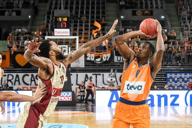 GER, EuroCup, ratiopharm ulm vs Umana Reyer Venedig 03.11.2021, ratiopharm arena, Neu-Ulm, GER, EuroCup, ratiopharm ulm vs Umana Reyer Venedig, im Bild Tarik Phillip (Venedig, 12), Semaj Christon (Ulm, 0)