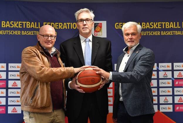 04.11.2021 - Basketball - Pressekonferenz im Vorfeld des Länderspiels Deutschland gg Estland am 25.11.2021 in der Kia Metropol Arena Nürnberg - - von links : Michael Kaiser ( Leiter Kia Metropol Arena ) Gordon Herbert ( Bundestrainer Headcoach Deutschland ) Armin Andres ( Vizepräsident DBB )