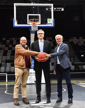 04.11.2021 - Basketball - Pressekonferenz im Vorfeld des Länderspiels Deutschland gg Estland am 25.11.2021 in der Kia Metropol Arena Nürnberg - - von links : Michael Kaiser ( Leiter Kia Metropol Arena ) Gordon Herbert ( Bundestrainer Headcoach Deutschland ) Armin Andres ( Vizepräsident DBB )