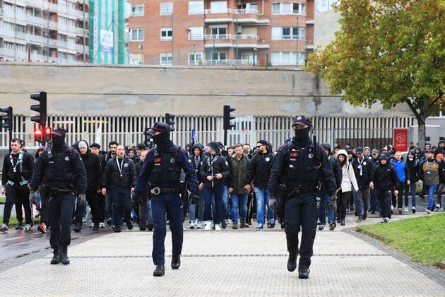 SOCCER - UEFA EL, Sociedad vs Sturm SAN SEBASTIAN,SPAIN,04.NOV.21 - SOCCER - UEFA Europa League, group stage, Real Sociedad vs SK Sturm Graz. Image shows police officers and fans of Sturm.  GEPAxpictures xMarioxBuehner
