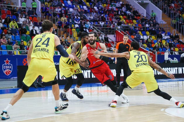 Sport Themen der Woche KW44 Sport Bilder des Tages MOSCOW, RUSSIA - NOVEMBER 4, 2021: Fenerbahceâ€™s Jan Vesely, CSKA s Tornike Shengelia, and Fenerbahceâ€™s Pierria Henry (L-R) in action in the 2021 22 Euroleague regular season round 8 basketball match between CSKA Moscow and Fenerbahce Istanbul at the Megasport Arena. Gavriil Grigorov TASS  TS116C9A