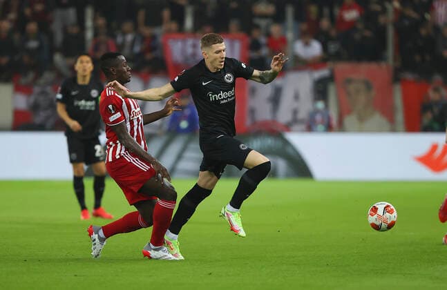 04.11.2021, Fussball UEFA Europa League, Olympiakos Piräus - Eintracht Frankfurt, emonline, despor, emspor, v.l., Mady Camara (Olympiakos Piräus), Kristijan Jakic (Eintracht Frankfurt) DFL DFB REGULATIONS PROHIBIT ANY USE OF PHOTOGRAPHS AS IMAGE SEQUENCES AND OR QUASI-VIDEO. xdcx Copyright: HMBxMedia Claus