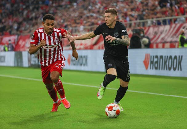 04.11.2021, Fussball UEFA Europa League, Olympiakos Piräus - Eintracht Frankfurt, emonline, despor, emspor, v.l., Kenny Lala (Olympiakos Piräus),Kristijan Jakic (Eintracht Frankfurt) DFL DFB REGULATIONS PROHIBIT ANY USE OF PHOTOGRAPHS AS IMAGE SEQUENCES AND OR QUASI-VIDEO. xdcx Copyright: HMBxMedia Claus