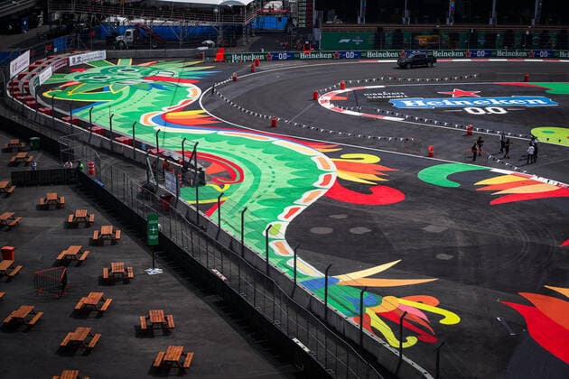 Sport Bilder des Tages Paintings on the track during the Formula 1 Gran Premio De La Ciudad De Mexico 2021, Mexico City Grand Prix, 18th round of the 2021 FIA Formula One World Championship, WM, Weltmeisterschaft from November 5 to 7, 2021 on the Autodromo Hermanos Rodriguez, in Mexico City, Mexico - F1 - MEXICO CITY GRAND PRIX 2021 DPPI Panoramic  20211104_GOODEN_FGO09539